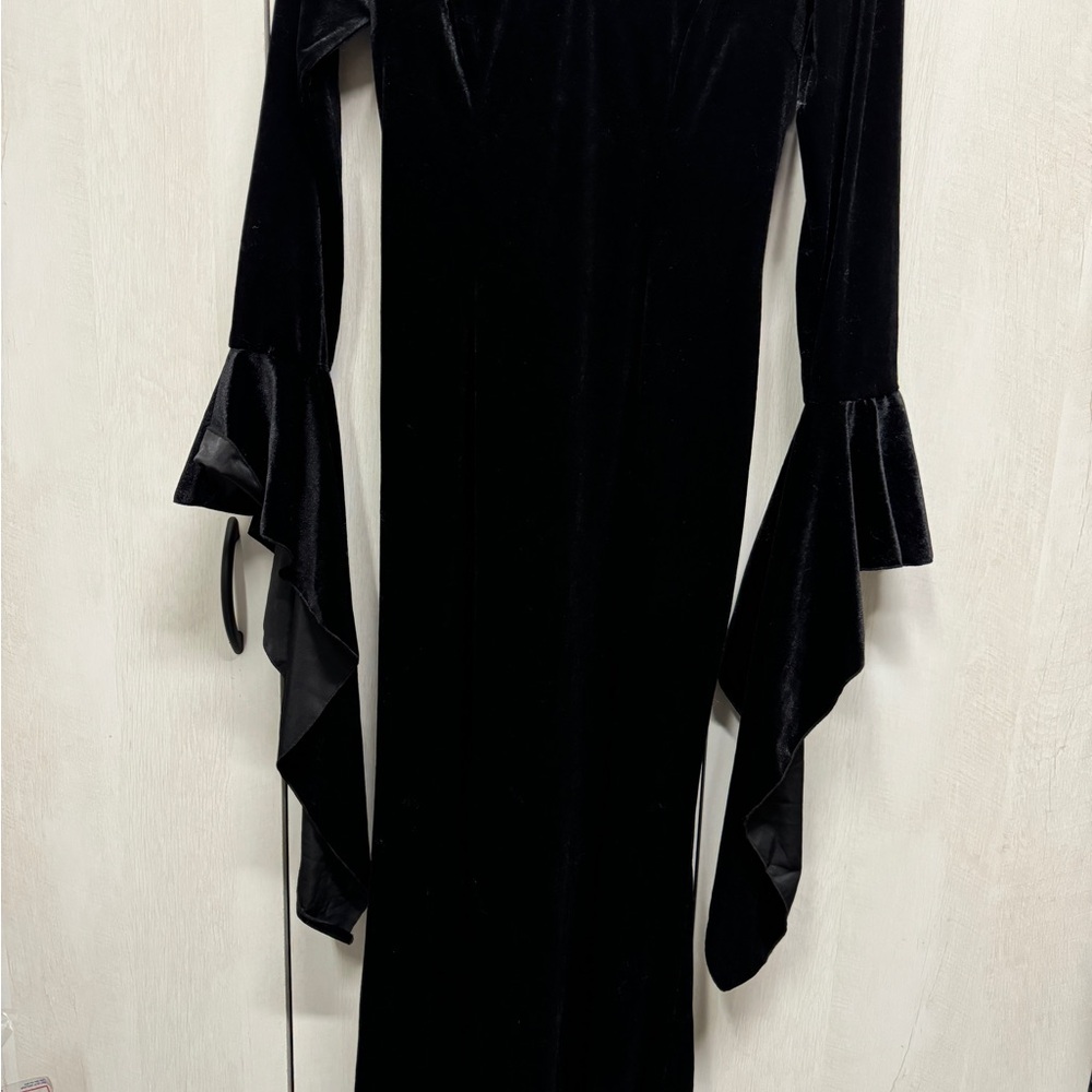 HOLLOWEENCUSTOME BLACK gown brand new